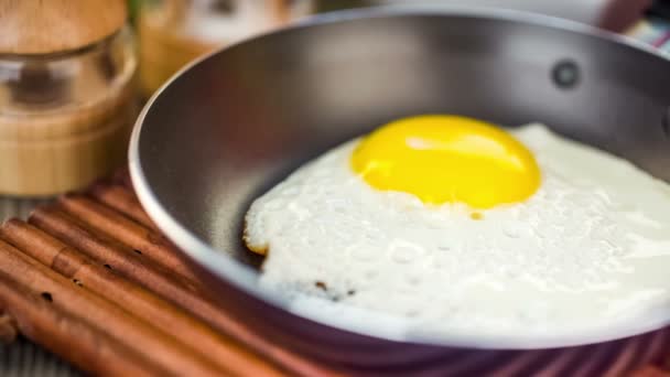 Desayuno con huevo frito — Vídeos de Stock