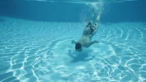 Teenager floats under water — Stock Video