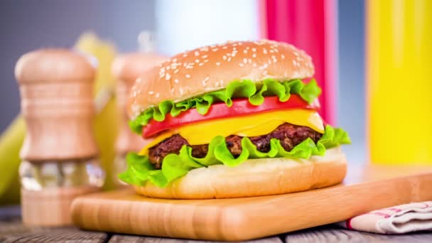Hambúrguer saboroso cheeseburger — Vídeo de Stock