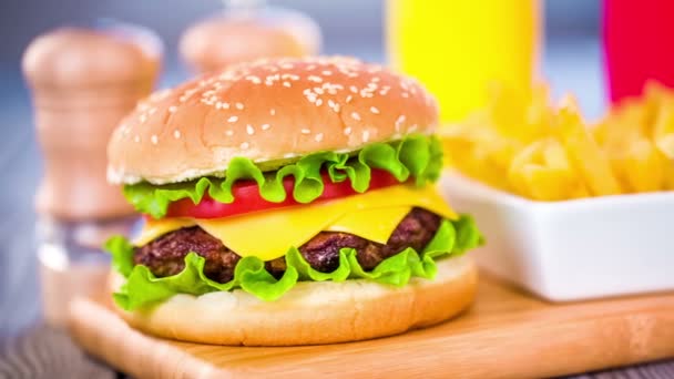 Appetitliche Hamburger Cheeseburger — Stockvideo