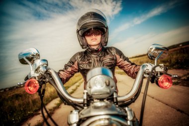 Motosikletli kız.