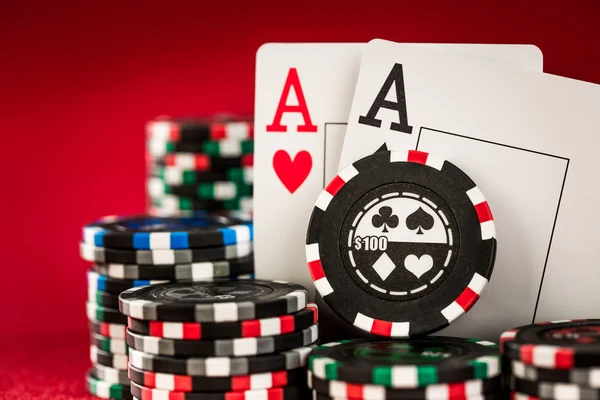 Chips and two aces — Stock Photo, Image