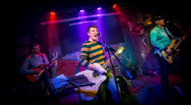 sahnede bando gerçekleştirir