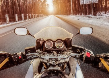 Motorcu birinci şahıs bakış. Kış kaygan yol