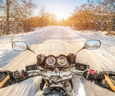 Motorcu birinci şahıs bakış. Kış kaygan yol