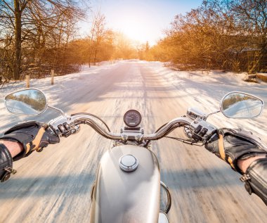 Motorcu birinci şahıs bakış. Kış kaygan yol