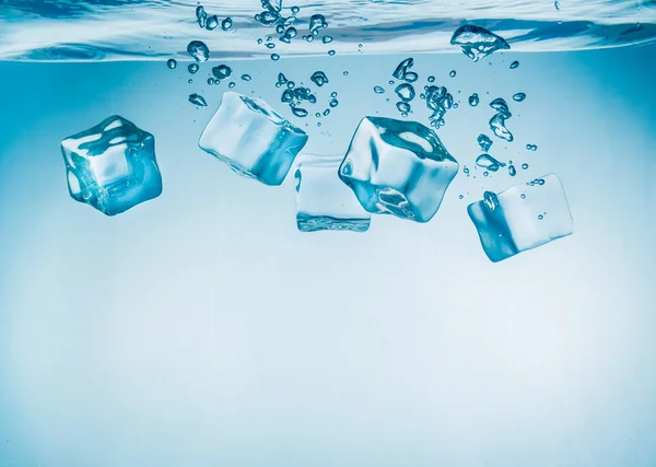 Cubos de gelo caindo debaixo d 'água — Fotografia de Stock