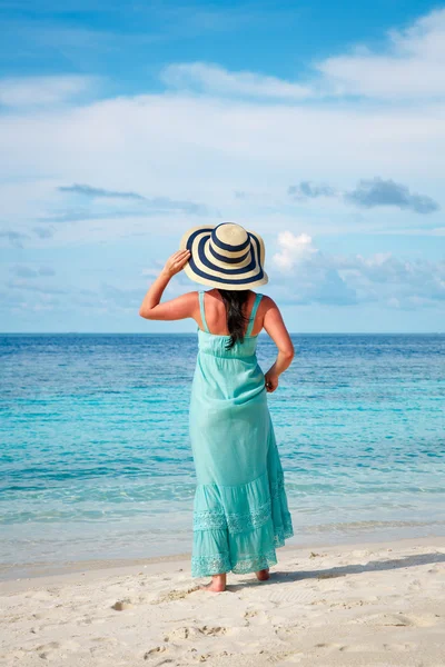 Menina caminhando ao longo de uma praia tropical nas Maldivas . — Fotografia de Stock