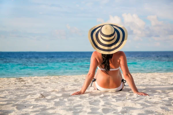 Meisje wandelen langs een tropisch strand in de Maldiven. — Stockfoto