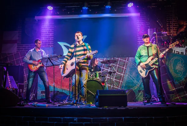 La banda actúa en el escenario — Foto de Stock