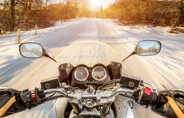 Motociclista Vista em primeira pessoa. Inverno estrada escorregadia — Fotografia de Stock