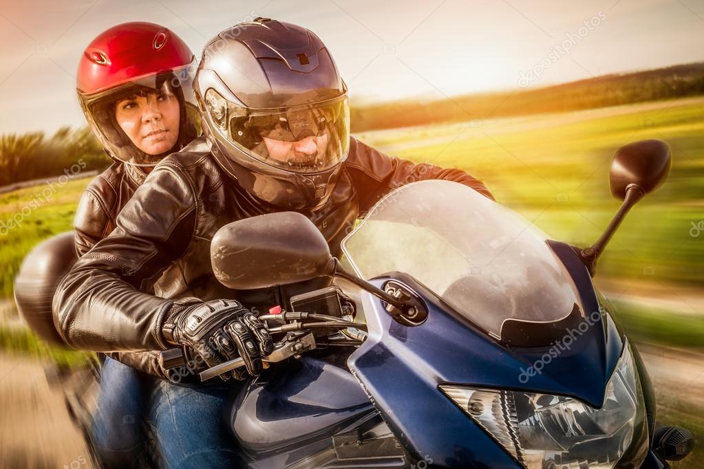 Pareja en moto fotos de stock, imágenes de Pareja en moto sin royalties |  Depositphotos