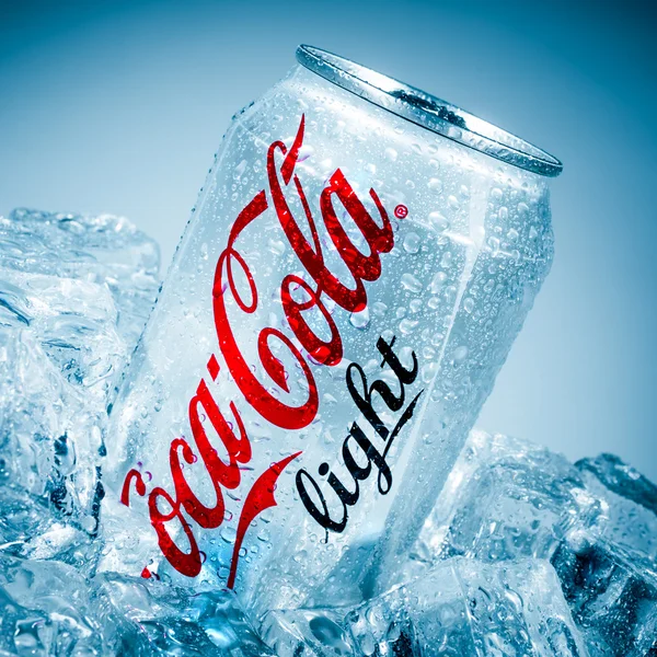 Latta di Coca-Cola Lignt sul ghiaccio . — Foto Stock