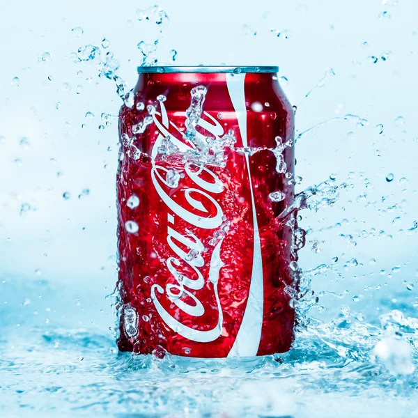 Plechovku Coca-Colu ve vodě. — Stock fotografie