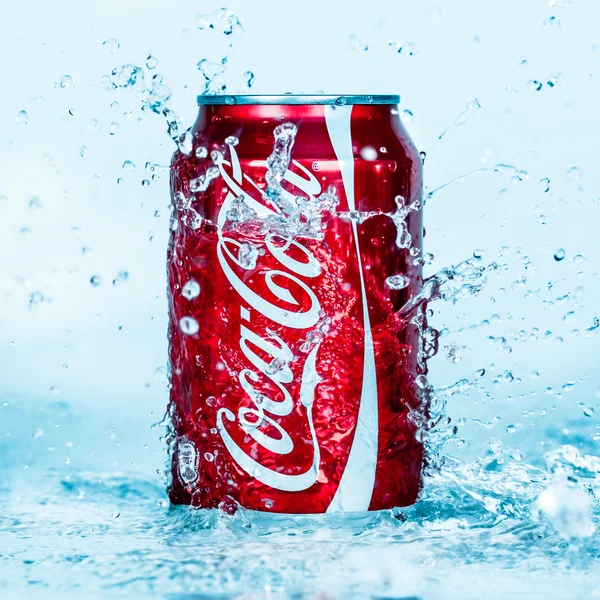 Kan av Coca-Cola i vatten. — Stockfoto