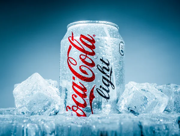 Kan van coca-cola lignt op het ijs. — Stockfoto