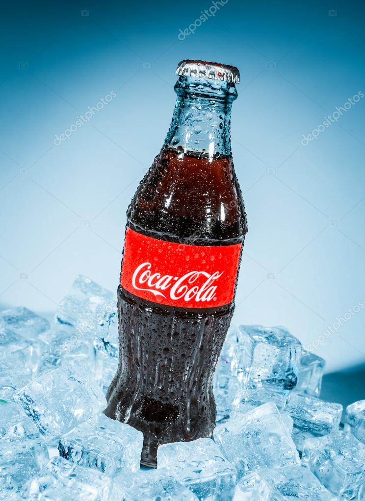Botella de CocaCola sobre hielo. 2023