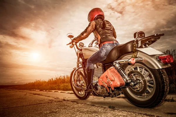 Motociclista ragazza su un moto — Foto Stock