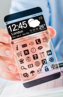 insan elinde şeffaf ekranlı akıllı telefon.