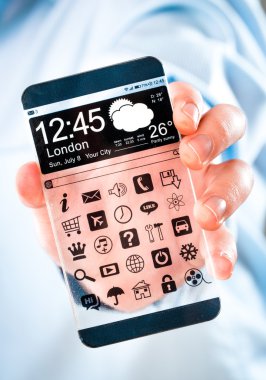 insan elinde şeffaf ekranlı akıllı telefon.