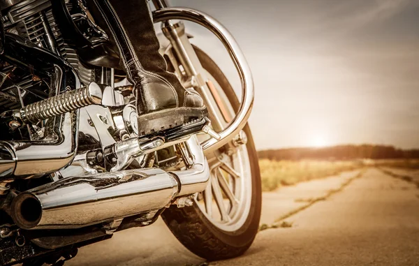 Biker meisje rijden op een motorfiets — Stockfoto