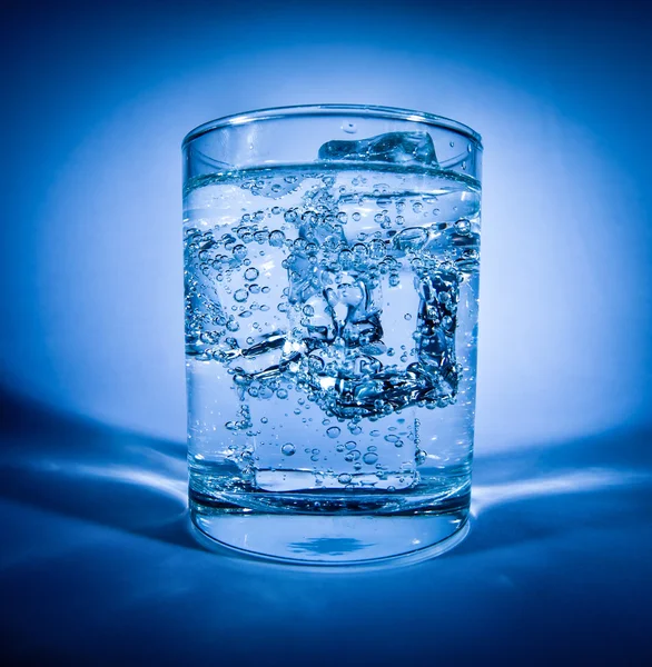 Glas Wasser mit Eis — Stockfoto