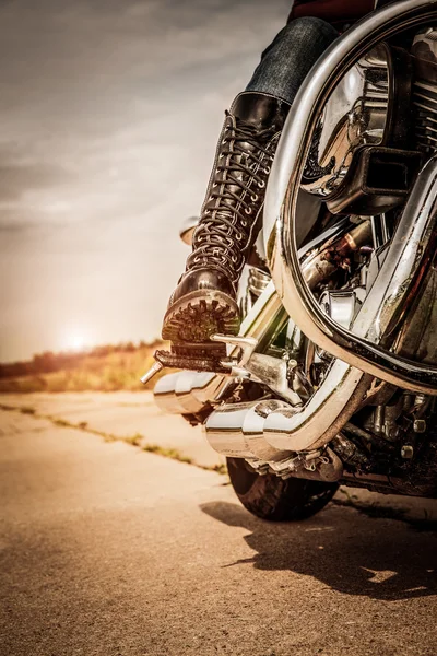 Motoqueiro menina montando em uma motocicleta — Fotografia de Stock