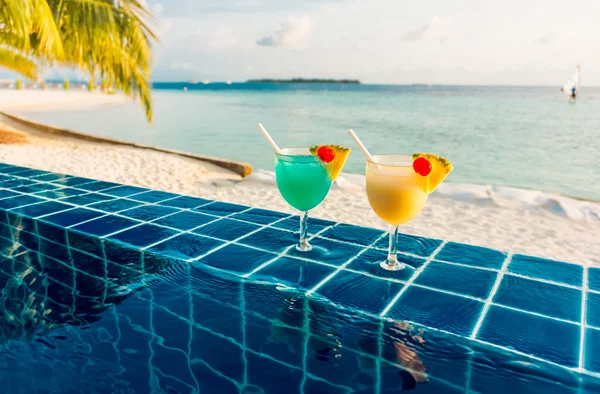 Cocktail near the swimming pool — Stock Photo, Image