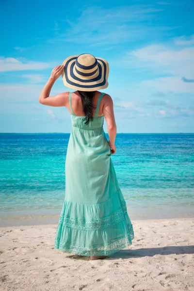 Menina caminhando ao longo de uma praia tropical nas Maldivas . — Fotografia de Stock