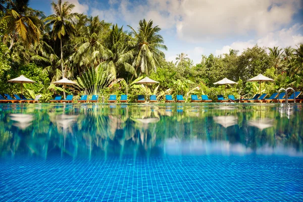 Tropisches Schwimmbad — Stockfoto
