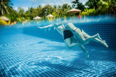Havuzda yüzen tatil Çift