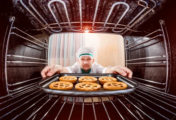 Koch kocht im Ofen. — Stockfoto