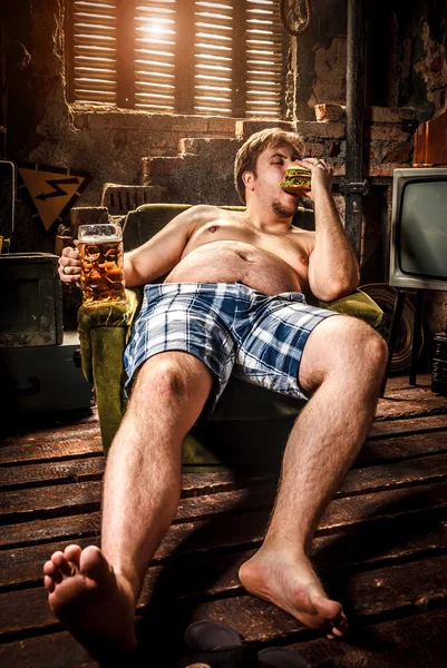 Hombre gordo comiendo hamburguesa — Foto de Stock