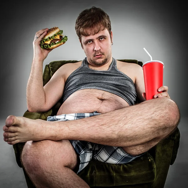 Homem gordo comer hambúrguer — Fotografia de Stock