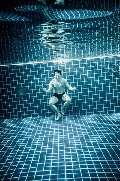 Personas bajo el agua en una piscina — Foto de Stock