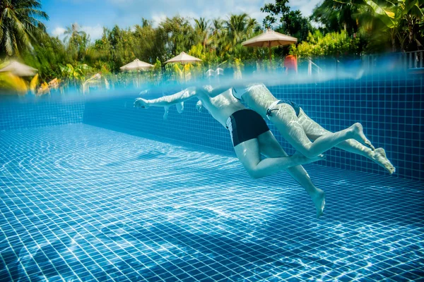 Pareja flotando en la piscina de vacaciones — Foto de Stock