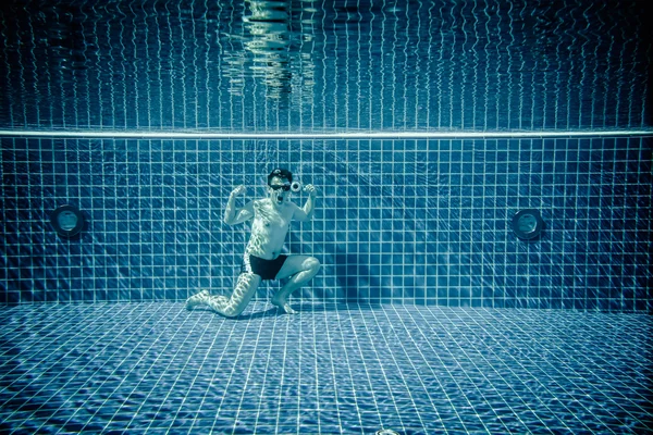 水中プールのスーパーマンを描写 — ストック写真