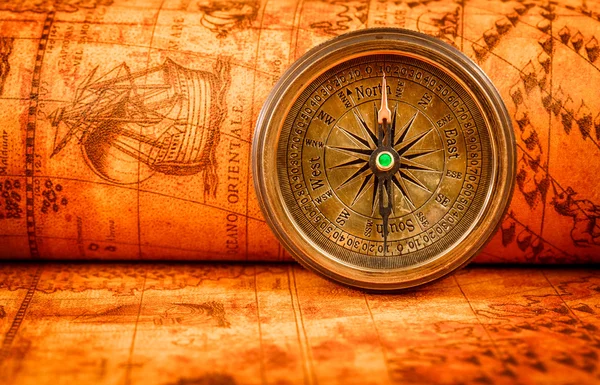 Вінтажний компас лежить на стародавній карті світу . — стокове фото