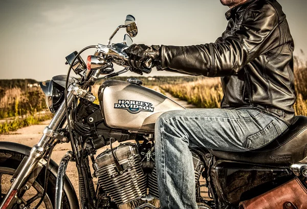 Biker auf Fahrrad Harley Sportster — Stockfoto