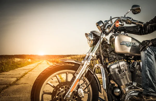 Байкер на велосипеде Harley Sportster — стоковое фото