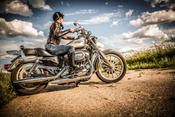 Chica motociclista y bicicleta Harley Sportster — Foto de Stock