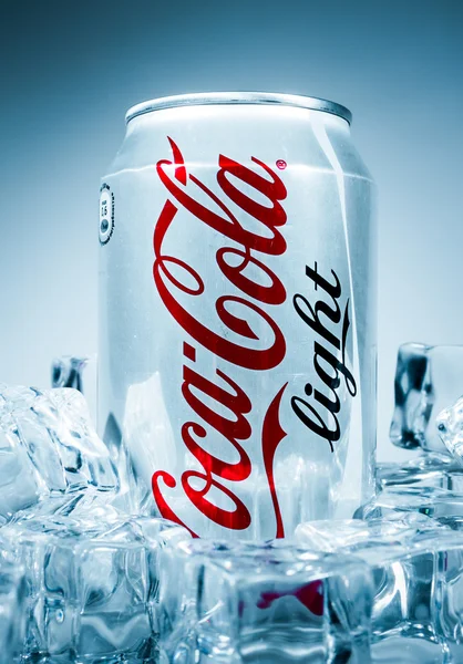 Lata de Coca-Cola Lignt sobre hielo . — Foto de Stock
