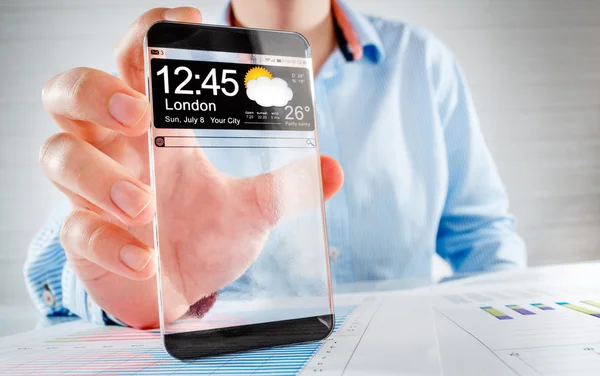 Smartphone avec écran transparent dans les mains humaines . — Photo