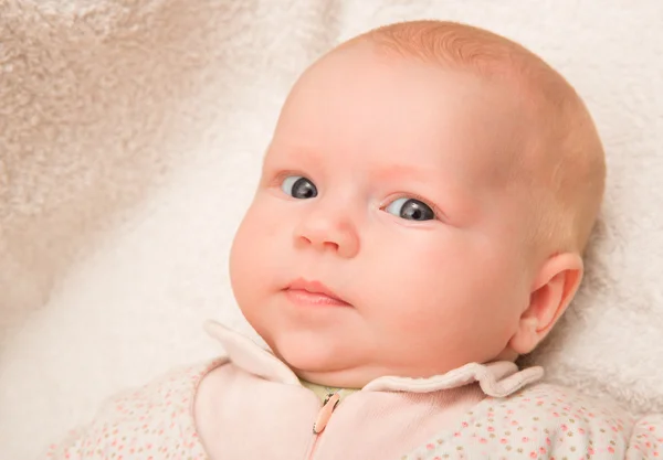 Twee - maanden oude babymeisje van de baby meisje — Stockfoto