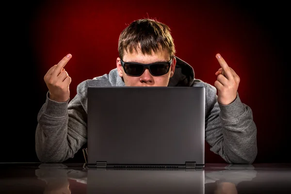 Hacker mit Laptop — Stockfoto