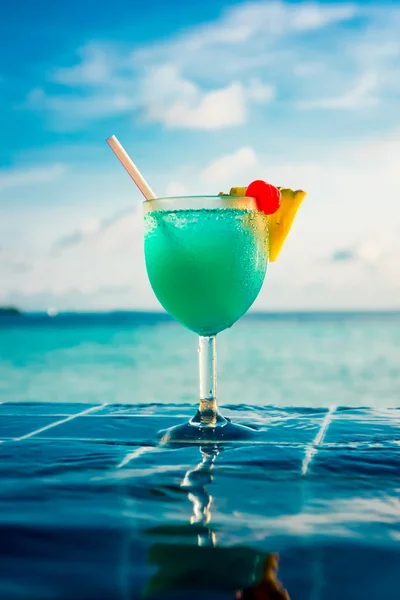 Cocktail near the swimming pool — Stock Photo, Image