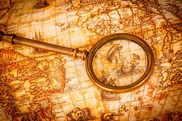 ビンテージ虫眼鏡に横たわって、古代世界地図 — ストック写真