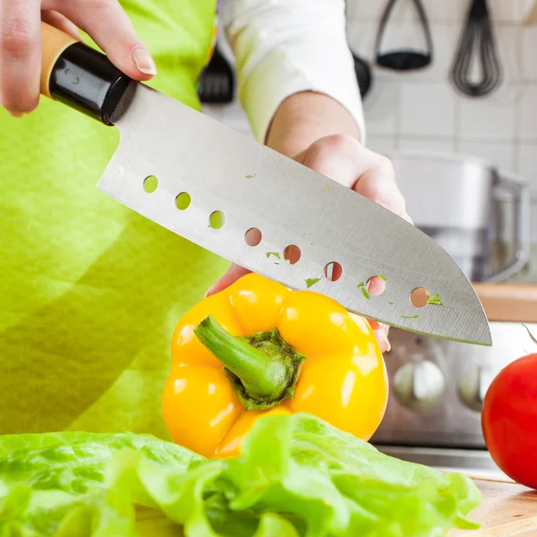 Las manos de mujer cortando verduras — Foto de Stock