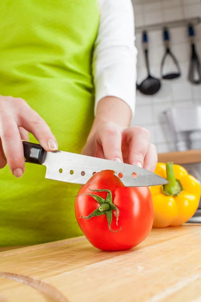 Las manos de mujer cortando tomate —  Fotos de Stock