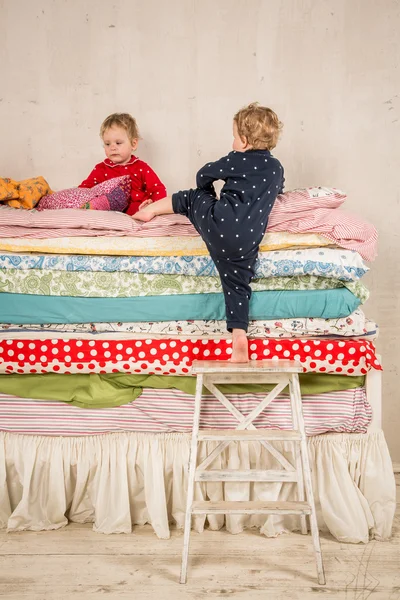 Kinderen op het bed - prinses en de erwt. — Stockfoto